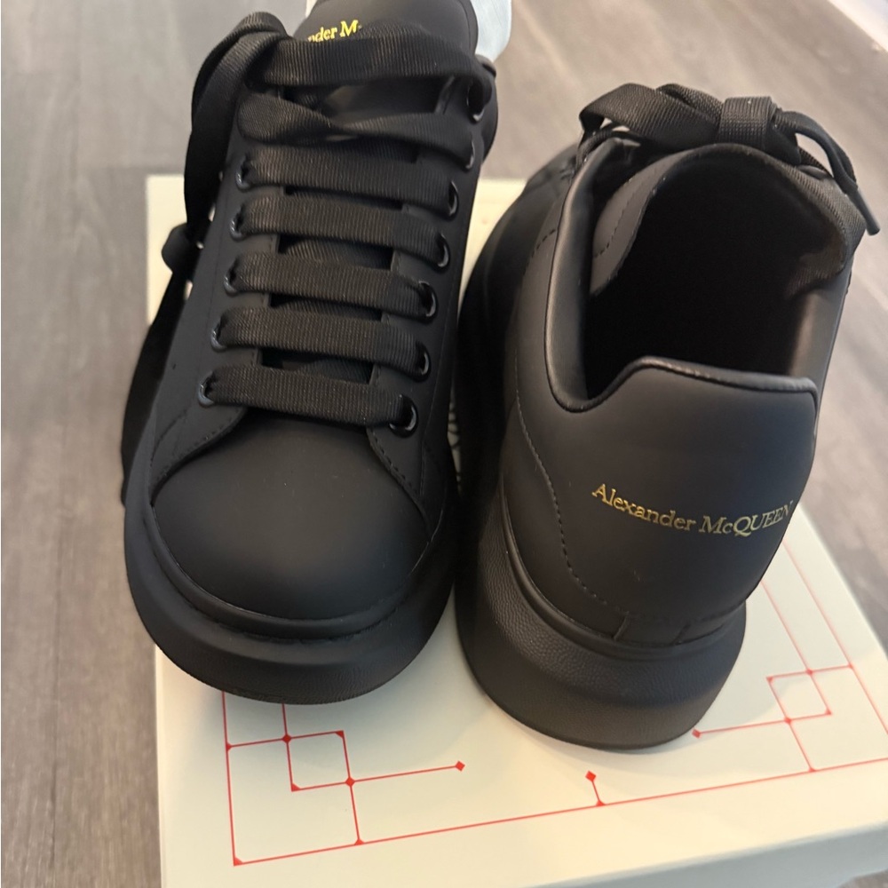 Alexander McQueen Men's Black and Gold Sneakers